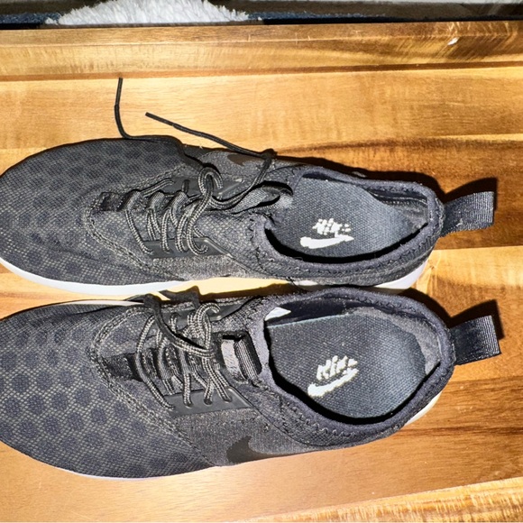 Women's size 8 super light Nikes - Picture 2 of 5